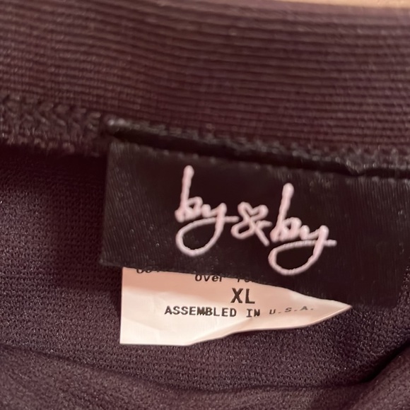 Simple black stretch skirt with slit on the side - Picture 2 of 4